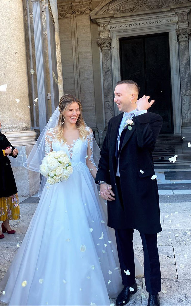 Il rapper Briga, 32 anni, e l'attrice Arianna Montefiori, 27, si sono sposati nella cappella del coro a San Pietro nel weekend